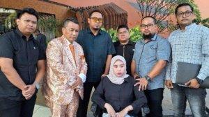 Pengacara-Hotman-Paris-saat-bertemu-dengan-Irmawati-yang-diduga-KUNINGAN.jpg