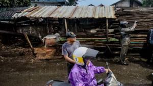 Pengendara-motor-melintas-di-Jalan-Suryani-Kecamatan-Babakan-Ciparay.jpg