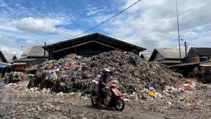 Pengendara-motor-saat-melintas-di-dekat-tumpukan-sampah-Pasar-Caringin.jpg