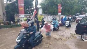 Pengendara-sepeda-motor-nekat-menerobos-banjir-Kota-Cimahi.jpg