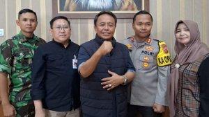 Penjabat-Bupati-Sumedang-Herman-Suryatman-tengah-Agung-Suganda.jpg