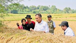 Penjabat-Gubernur-Jabar-Bey-Machmudin-saat-bertemu-dengan-petani-di-Kabupaten-Bogor.jpg