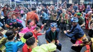 Penjabat-Gubernur-Jawa-Barat-Bey-Machmudin-menghadiri-Asia-Afrika-Festival-2024.jpg