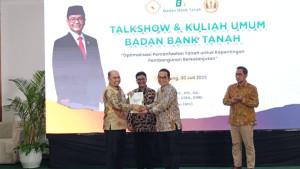 Penyerahan-dokumen-akutansi-Badan-Bank-Tanah.jpg