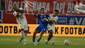 Penyerang-PERSIB-Ciro-Alves-berduel-dengan-pemain-Malut.jpg