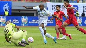 Penyerang-Persib-Bandung-Gervane-Kastaneer-putih-saat-berhadapan-dengan-kiper-Persija-Jakarta.jpg