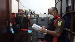 Penyidik-Kejari-Purwakarta-saat-menggeledah-Kantor-Pemkab-Purwakarta.jpg