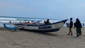 Perahu-karam-dihantam-ombak-Jumat-2842023.jpg