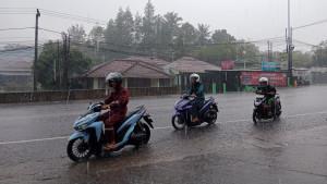 Perbatasan-Tanjungsari-Pamulihan-Kabupaten-Sumedang-Jawa-Barat-diguyur-hujan.jpg