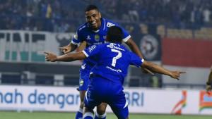 Persib-Bandung-Uilliam-Barros-merayakan-gol-bersama-Beckham-Putra.jpg