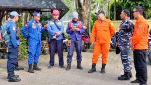 Personel-BPBD-Cianjur-melakukan-briefing-untuk-mencari-nelayan.jpg