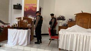 Personel-Sat-Samapta-Polres-Purwakarta-saat-lakukan-sterilisasi-di-sejumlah-gereja.jpg