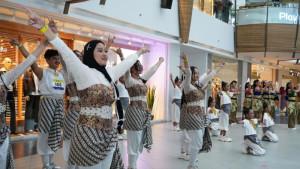 Peserta-Indonesia-Menari-Bandung-sedang-beraksi-pada-acara-yang-digelar.jpg