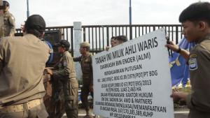 Petugas-BKAD-dan-Satpol-PP-tertibkan-plang-liar-di-sekitar-GBLA.jpg