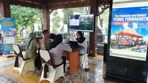 Petugas-Posko-Bale-Katresna-Purwakarta-mencatat-laporan-warga.jpg