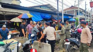 Petugas-Satpol-PP-Purwakarta-menertibkan-terpal-liar.jpg