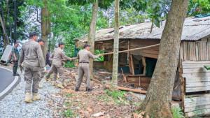Petugas-Satpol-PP-Purwakarta-saat-menertibkan-bangunan-liar-di-kawasan-wisata-alam-Wanayasa.jpg