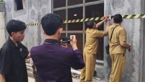 Petugas-Satpol-PP-saat-melakukan-penyegelan-bangunan-yang-belum-memiliki-PBG.jpg
