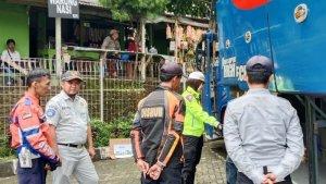Petugas-dari-Dishub-dan-Polres-Subang-menggelar-ramp-check-bus-pariwisata-di-area.jpg