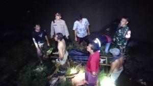 Petugas-gabungan-dan-masyarakat-saat-mengevakuasi-mayat-dari-aliran-Sungai-Cibinong-Cianjur.jpg