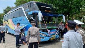 Petugas-gabungan-saat-melakukan-razia-bus-telolet-di-Gedebage-Kota-Bandung-Jawa-Barat.jpg