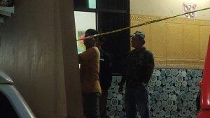 Petugas-kepolisian-saat-memasang-garis-polisi.jpg