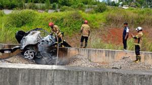 Petugas-memadamkan-api-yang-membakar-Tol-Casumdawu-Jatinangor-Kabupaten-Sumedang.jpg