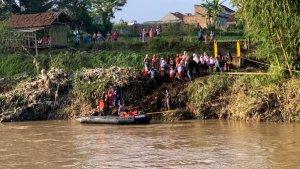 Petugas-menyeberangkan-puluhan-siswa-dan-orang-tua-siswa-di-Kampung-Pananggungan.jpg