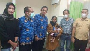 Pihak-Dinkes-dan-RSUD-Subang-serta-dari-Kemensos-RI-saat-berfoto-bersama-Klarisa.jpg