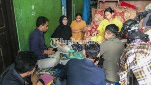 Pihak-Polres-Tasikmalaya-Kota-saat-mendatangi-rumah-ibu-yang-bayinya-meninggal.jpg