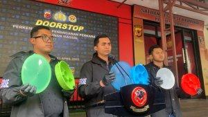 Pihak-Satreskrim-Polres-Cianjut-menunjukkan-wadah-yang-dipakai-untuk-makanan-dalam-Program-MBG.jpg