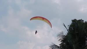 Pilot-paralayang-mendarat-di-lapangan-Pusat-Pemerintahan-Sumedang-Minggu-2192025-sore.jpg
