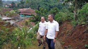 Pj-Gubernur-Jabar-Bey-Machmudin-saat-meninjau-lokasi-longsor-dan-tenda-pengungsian.jpg