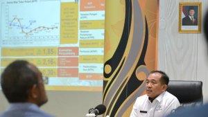 Plt-Kepala-Badan-Pusat-Statistik-BPS-Provinsi-Jawa-Barat-Darwis-Sitorus-pada-rilis-Berita-Resmi.jpg