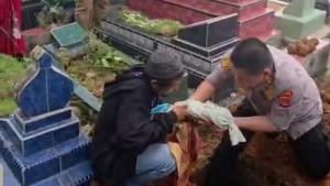 Polda-Sumsel-membantu-proses-pemakaman-bayi-dari-pasutri-tunawisma.jpg