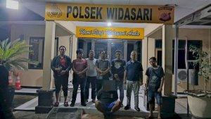 Polisi-saat-mengamankan-pelaku-pembobolan-brankas-milik-JNE-11111.jpg