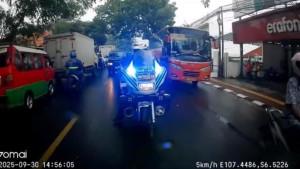 Polres-Purwakarta-saat-mengawal-kendaraan-bak-terbuka.jpg