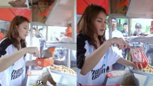 Potret-Ayu-Ting-Ting-bantu-jualan-molen-di-pinggir-jalan.jpg