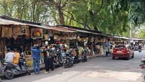 Potret-PKL-yang-mayoritas-berjualan-pigura-di-Jalan-Sukalila-Selatan-di-Kota-Cirebon.jpg