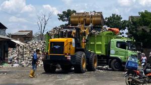 Potret-kondisi-tumpukan-sampah-di-TPS-Ciwastra-Senin-2992025.jpg
