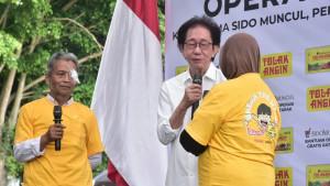 Presiden-Direktur-PT-Sido-Muncul-Irwan-Hidayat-saat-menghadiri-operasi-katarak-gratis.jpg