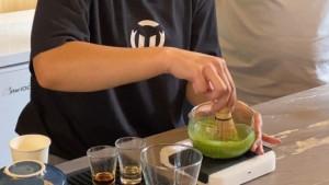 Proses-pembuatan-minuman-matcha-di-Kafe-Nyawang-Langit-Bandung.jpg