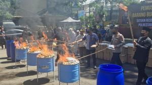 Proses-pemusnahan-2705700-butir-obat-obatan-tertentu-di-Satresnarkoba-Polrestabes-Bandung.jpg