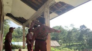 Puluhan-siswa-di-SDN-Padangsari-Cianjur-belajar-di-lapangan.jpg