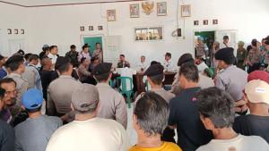 Puluhan-warga-Desa-Hulubanteng-Kecamatan-Pabuaran-CIREBON.jpg