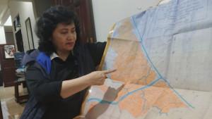 Pursita-Ayugandari-Kartanegara-menunjukkan-peta-tanah-milik-ayahnya.jpg