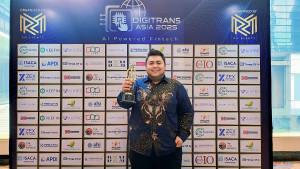 Raine-Renaldi-saat-menunjukan-piala-penghargaan.jpg