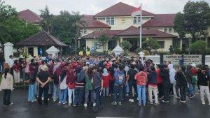 Ratusan-buruh-PT-Yihong-Novatex-Indonesia-menggelar-aksi-unjuk-rasa-Cirebon.jpg