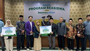 Ratusan-mahasiswa-berprestasi-dapat-beasiswa-Jabar-Cerdas.jpg