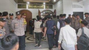 Ratusan-mahasiswa-yang-tergabung-dalam-Aliansi-Gerakan-Mahasiswa-Cirebon-111.jpg